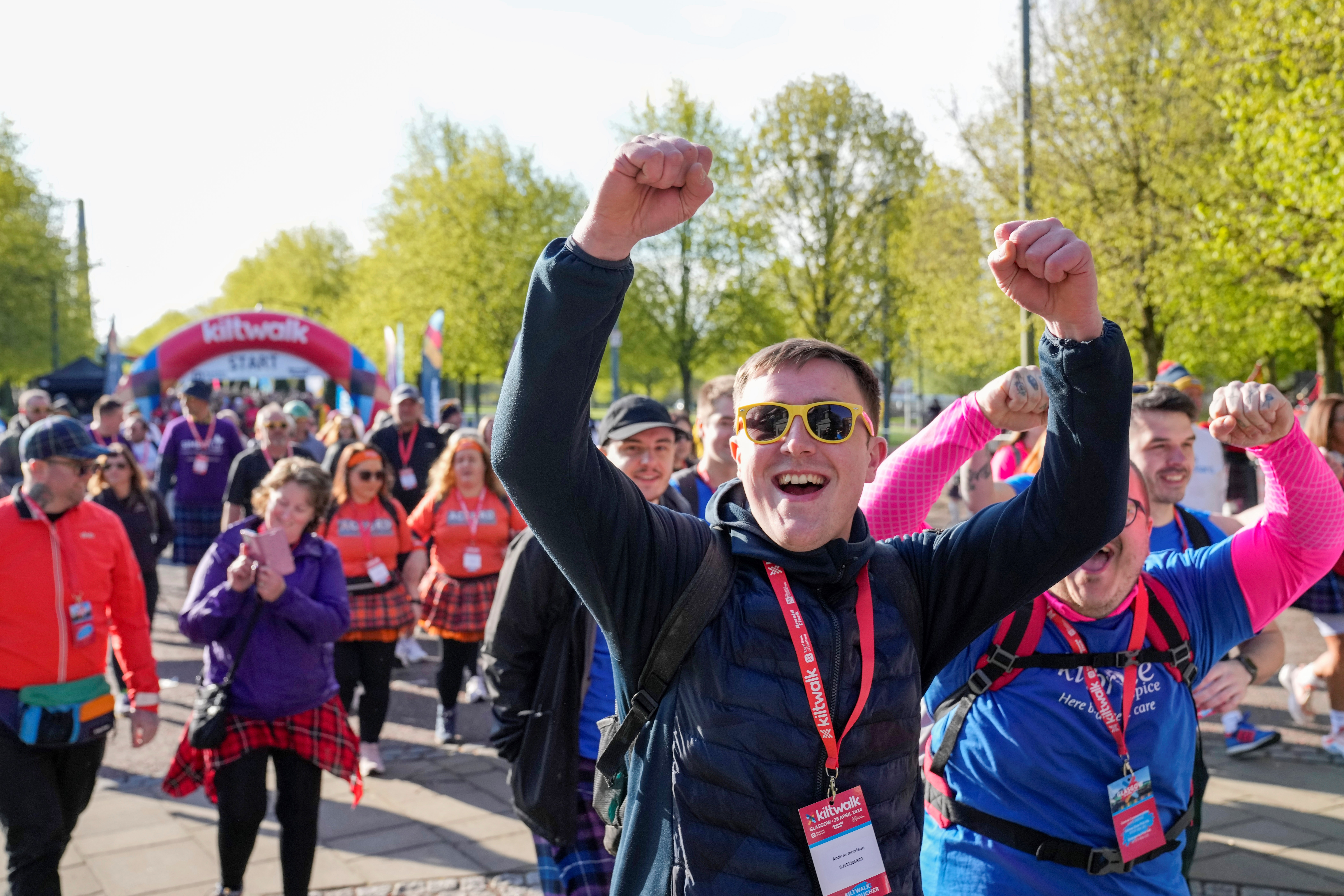 Cheers as the Mighty Stride leaves Glasgow Green